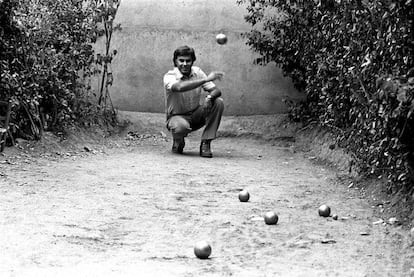 Felipe González, secretario general del PSOE, juega a la petanca en 1982 en Miraflofres de la Sierra (Madrid).