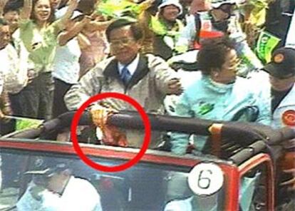 Momento en el que una bala impacta en el estómago del presidente de Taiwan.