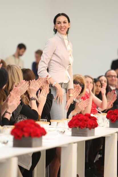 Anna Wintour y el resto de invitados aplauden a la diseñadora en la presentación de su colección en la Mercedes Benz Fashion Week de Nueva York en 2009.