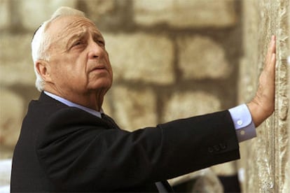 Ariel Sharon reza en el Muro de las Lamentaciones de Jerusalén en una imagen tomada en febrero de 2001.