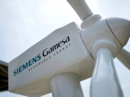 Turbina con el logo de Siemens Gamesa en Zamudio (Vizcaya).