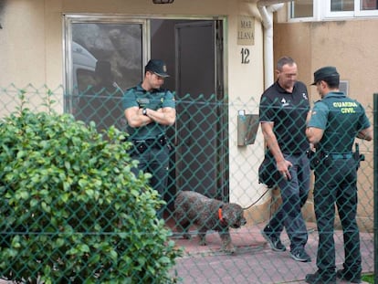 Agentes de la Guardia Civil registran la vivienda de Castro Urdiales (Cantabria) donde vivía la mujer detenida, en octubre de 2019.