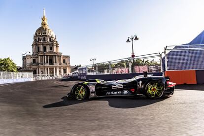 <p>En esta competición los pilotos no discutirán con su escudería por el estado y evolución de sus vehículos durante la temporada. La <a href="http://roborace.com/">Roborace</a>, carrera de coches autónomos, está ultimando sus ensayos para dar el pistoletazo de salida. El pasado 20 de mayo, en París, fue la primera vez que este coche 100% autónomo (Robocar) se presentó al gran público. La competición, creada por la empresa británica Kinetik, pretende comenzar su actividad de forma paralela a la Fórmula E (categoría de competición de monoplazas eléctricos). Sin embargo, aún tienen que ultimar varios detalles.</p>