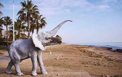 Elefante en la playa junto a Marina d’Or, en Oropesa, paraíso de la imitación.