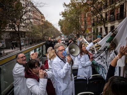 Varios miembros del sindicato de médicos (Amyts) en la planta superior del autobús que ha recorrido cuatro centros de salud de Madrid.
