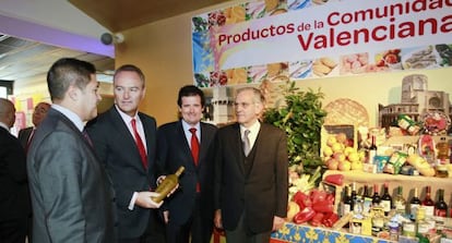 Alberto Fabra y Jos&eacute; Ciscar con el presidente de Carrefour, Rafael Arias-Salgado, este mi&eacute;rcoles en Valencia.
