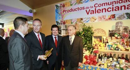 Alberto Fabra y Jos&eacute; Ciscar con el presidente de Carrefour, Rafael Arias-Salgado, este mi&eacute;rcoles en Valencia.