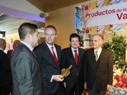 Alberto Fabra y Jos&eacute; Ciscar con el presidente de Carrefour, Rafael Arias-Salgado, este mi&eacute;rcoles en Valencia.