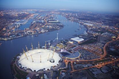 El Millennium Dome, un gran edificio con forma de domo en el municipio de Greenwich, al sureste de Londres, inaugurado en 1999.