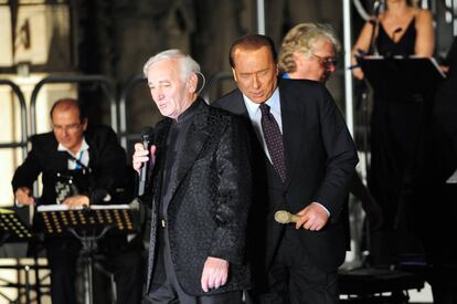 En 2010, el primer ministro italiano, Silvio Berlusconi, subió al escenario durante la presentación de Aznavour el día de la celebración del 150 aniversario de Milán.