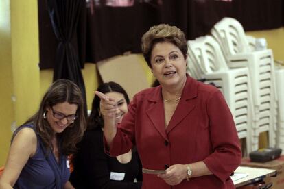 A candidata Dilma Rousseff vota esta manhã no colégio Santos Dumont, em Porto Alegre.