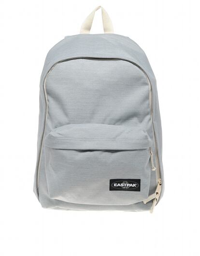 Modelo clásico de Eastpack, la marca favorita de los estudiantes estadounidenses. Este modelo gris y crema es perfecto para cargar algo más de peso. Su precio es 78 euros.