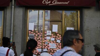 Una de las cristaleras del local llena de mensajes escritos por los ciudadanos cuando cerraron el emblemático café Comercial.