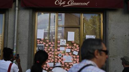 Una de las cristaleras del local llena de mensajes escritos por los ciudadanos cuando cerraron el emblem&aacute;tico caf&eacute; Comercial. 