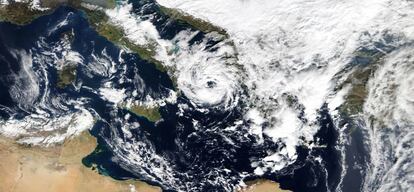 El ciclón extratropical Numa, convertido ya en medicán, al sur de Italia, en 2017.