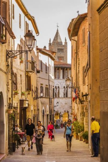 Via della Liberta, en Massa Marittima, con la torre de la catedral de San Cerbone al fondo.