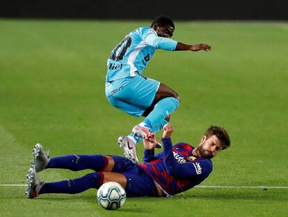 Xoc entre Gerard Piqué i Roger Assalé en el partit del Barça contra el CD Leganés.