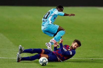 Xoc entre Gerard Piqué i Roger Assalé en el partit del Barça contra el CD Leganés.