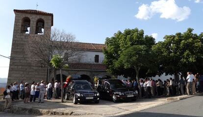 Funeral por dos de las víctimas del accidente de autobús ocurrido en Tornadizos (Ávila), durante el funeral que se ha celebrado en la localidad abulense de Villanueva de Ávila, 9 de julio de 2013.