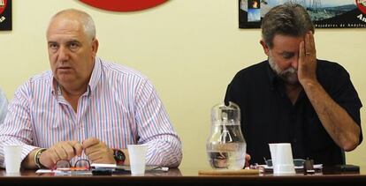 Carbonero (izquierda), de CC OO, y Fernández Sevilla, de UGT.