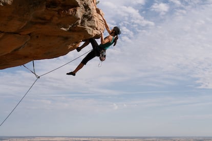 Mujer escalando