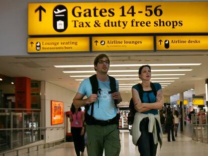 Pasajeros en el aeropuerto londinense de Heathrow.