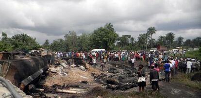 Los vecinos de la zona observan el lugar de la explosi&oacute;n que dej&oacute; m&aacute;s de un centenar de muertos el jueves.