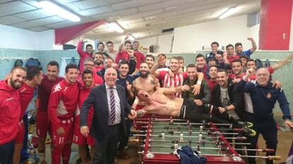 Los jugadores del Girona celebran su triunfo en los vestuarios. 