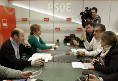 El secretario general del PSOE, Alfredo Prez Rubalcaba (i), junto a la vicesecretaria general, Elena Valenciano (2i); el secretario de Organizacin del partido, ?scar Lpez (3d); el portavoz de Economa del Grupo Socialista, Valeriano Gmez (2d), y la secretaria de Economa del PSOE, Inmaculada Rodrguez Pi?ero (d), durante la reunin de trabajo que han mantenido esta ma?ana en la sede de Ferraz.