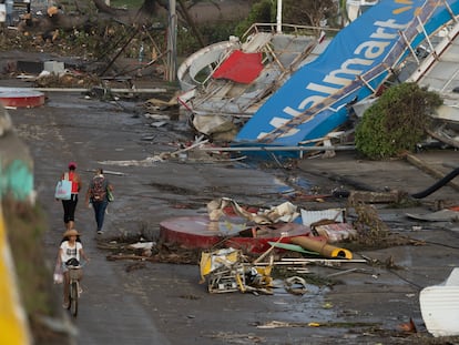 Una tienda destruida por el paso de 'Otis', en la colonia Luis Donaldo Colosio, en Acapulco, el pasado 28 de octubre.