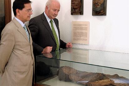 Ricardo Melchior (derecha) y el director insular de Cultura, Cristóbal de la Rosa, ante la momia guanche depositada en el Museo Nacional de Antropología de Madrid.