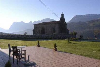 La ermita de San Esteban vista desde el jardín de la posada Aire de Ruesga, en Mentera, Ruesga (Cantabria).
Interior de La Casona de Somahoz, que ha sido reformada este año.