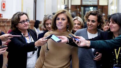 La exsecretaria general del PP María Dolores de Cospedal es preguntada por los periodistas, en los pasillos del Congreso. 