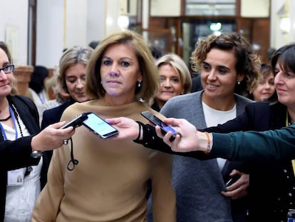 La exsecretaria general del PP María Dolores de Cospedal es preguntada por los periodistas, en los pasillos del Congreso. 