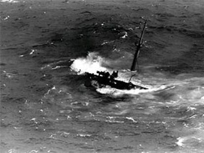El petrolero <i>Mar Egeo,</i> hundiéndose en la costa de A Coruña en 1992.