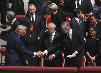 El rey Felipe y el presidente de EEUU, Donald Trump, se dan la paz durante el funeral por el papa Francisco.