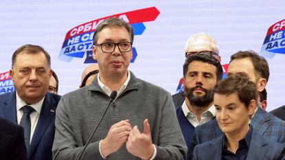 El presidente serbio, Aleksandar Vucic, en la sede del Partido Progresista Serbio (SNS) tras los resultados de los sondeos a pie de urna de las elecciones parlamentarias y locales del 17 de diciembre de 2023, en Belgrado.