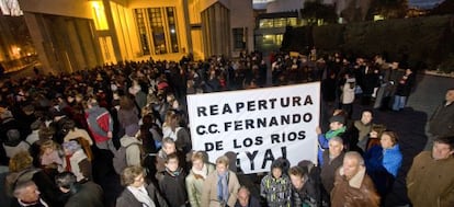 Vecinos de Aluche protestan ante el centro cultural Fern&aacute;ndez de los R&iacute;os, ayer por la tarde.