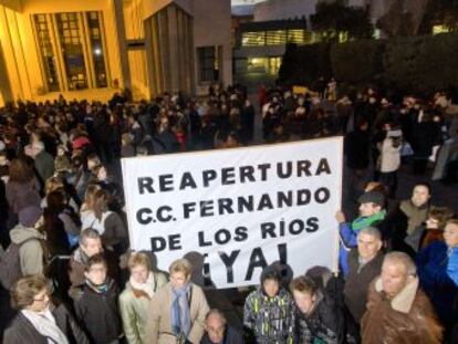 Vecinos de Aluche protestan ante el centro cultural Fernández de los Ríos, ayer por la tarde.