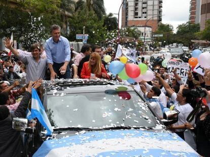 Macri, de camisa azul, recorre este miércoles la ciudad norteña de Resistencia, antes de advertir sobre las reservas del Banco de Argentina.