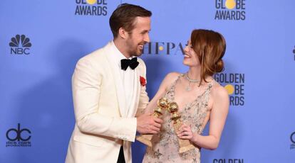 Ryan Gosling y Emma Stone posan con sus Globos de Oro.