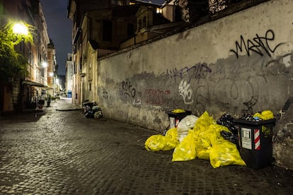 Vista nocturna de una calle de Roma.
