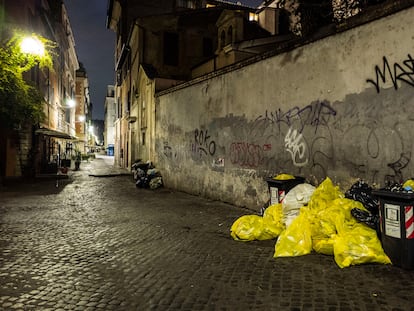Vista nocturna de una calle de Roma.