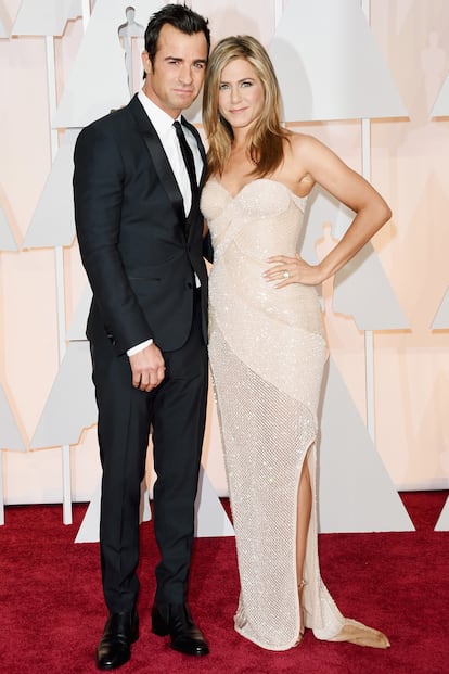 Jennifer Aniston, que se quedó fuera de las nominaciones por Cake pero que presentó un premio durante la gala, posó en la alfombra roja con su pareja, Justin Theroux.