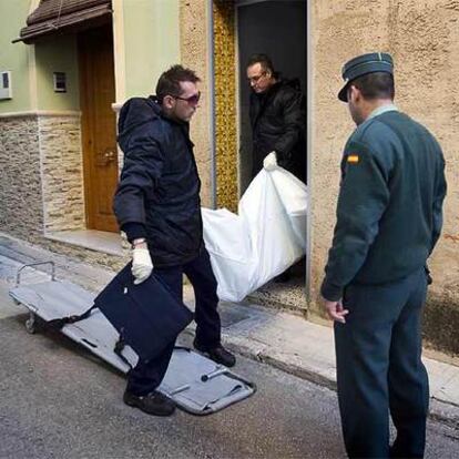 Momento del traslado del cuerpo del niño fallecido ayer en Ador.