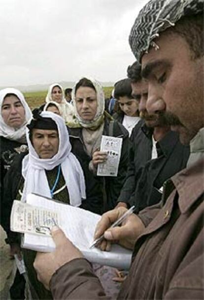 Un guerrillero kurdo, en un puesto de control para pasar al norte de Irak.