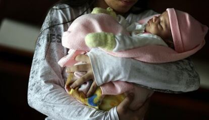 A menina paraguaia de 11 anos com seu bebê.