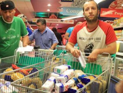 Algunos de los 200 militantes del Sindicato Andaluz de Trabajadores, en un supermercado de &Eacute;cija (Sevilla).
