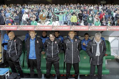 El banquillo del Espanyol, en el Benito Villamarín, durante el minuto de silencio.