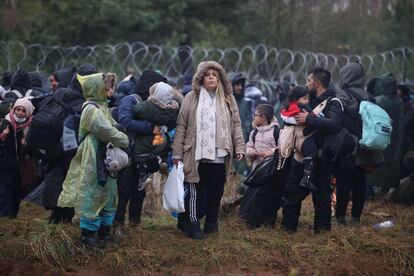 Varios migrantes en la frontera de Bielorrusia con Polonia en la región de Grodno. Cientos de migrantes y solicitantes de asilo se dirigieron hacia el límite polaco e intentaron cruzar a territorio europeo, según informó la Guardia Fronteriza polaca.